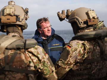 Minister obrony Niemiec Boris Pistorius z żołnierzami