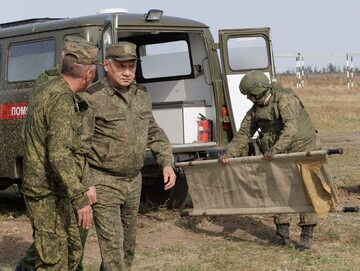 Minister obrony Rosji Siergiej Szojgu wizytuje ćwiczenia na jednym z poligonów