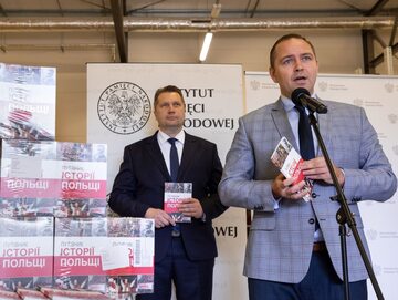 Minister Przemysław Czarnek (po lewej) oraz prezes IPN Karol Nawrocki prezentują publikację, która powstała specjalnie dla uczniów z Ukrainy.