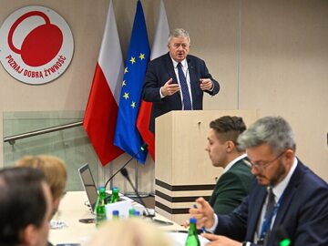 Minister rolnictwa Czesław Siekierski podczas spotkania z rolnikami