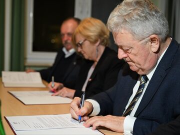 Minister rolnictwa i rozwoju wsi Czesław Siekierski podpisuje porozumienie z rolnikami