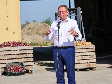 Minister rolnictwa i rozwoju wsi Robert Telus podczas konferencji prasowej w Balkowie