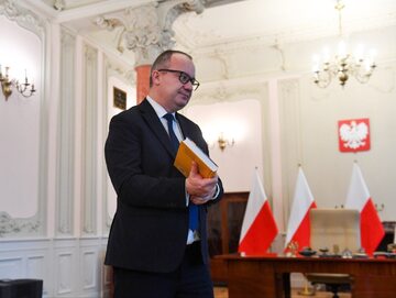 Minister sprawiedliwości Adam Bodnar podczas powitania w siedzibie resortu w Warszawie, 13 grudnia