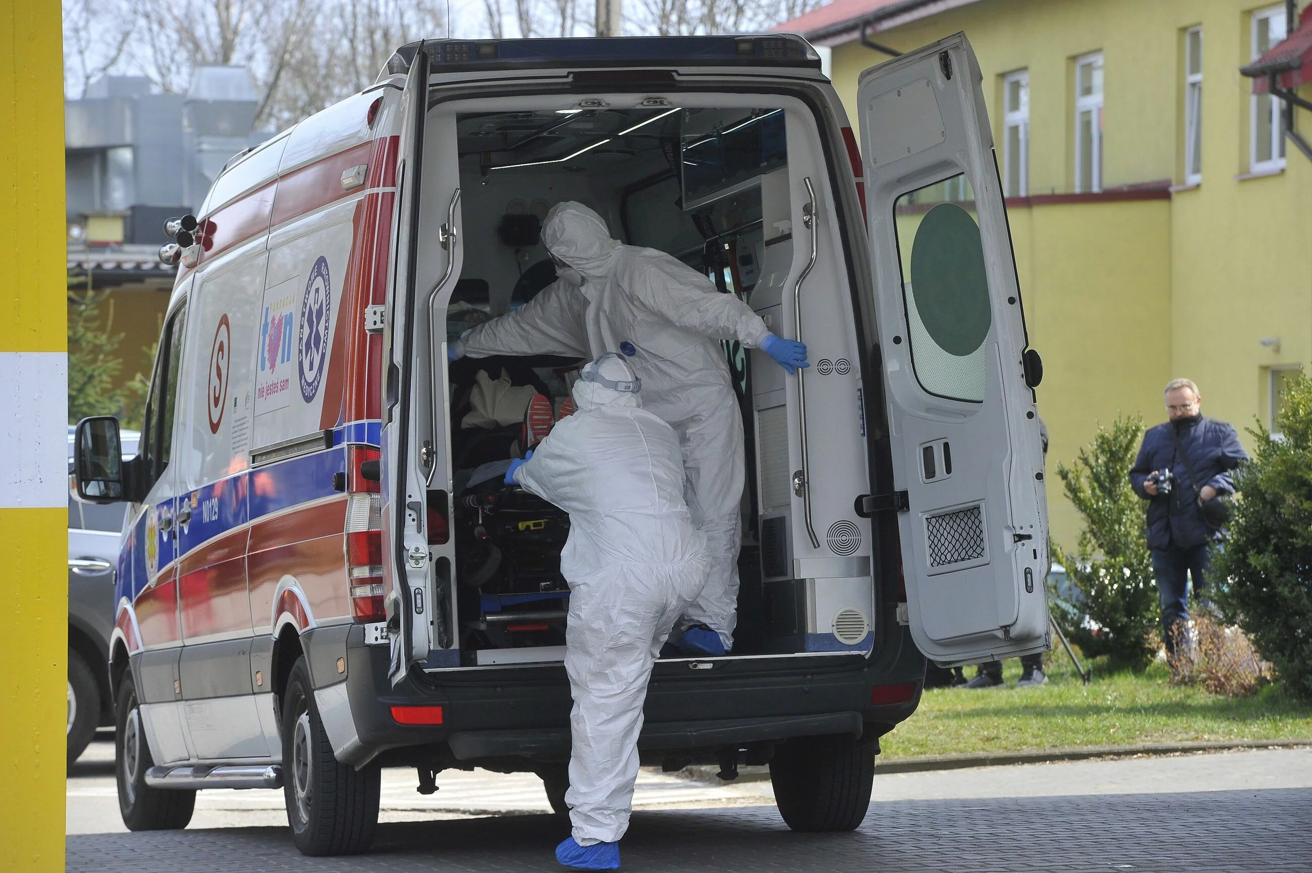 Karetka transportująca osobę zakażoną koronawirusem