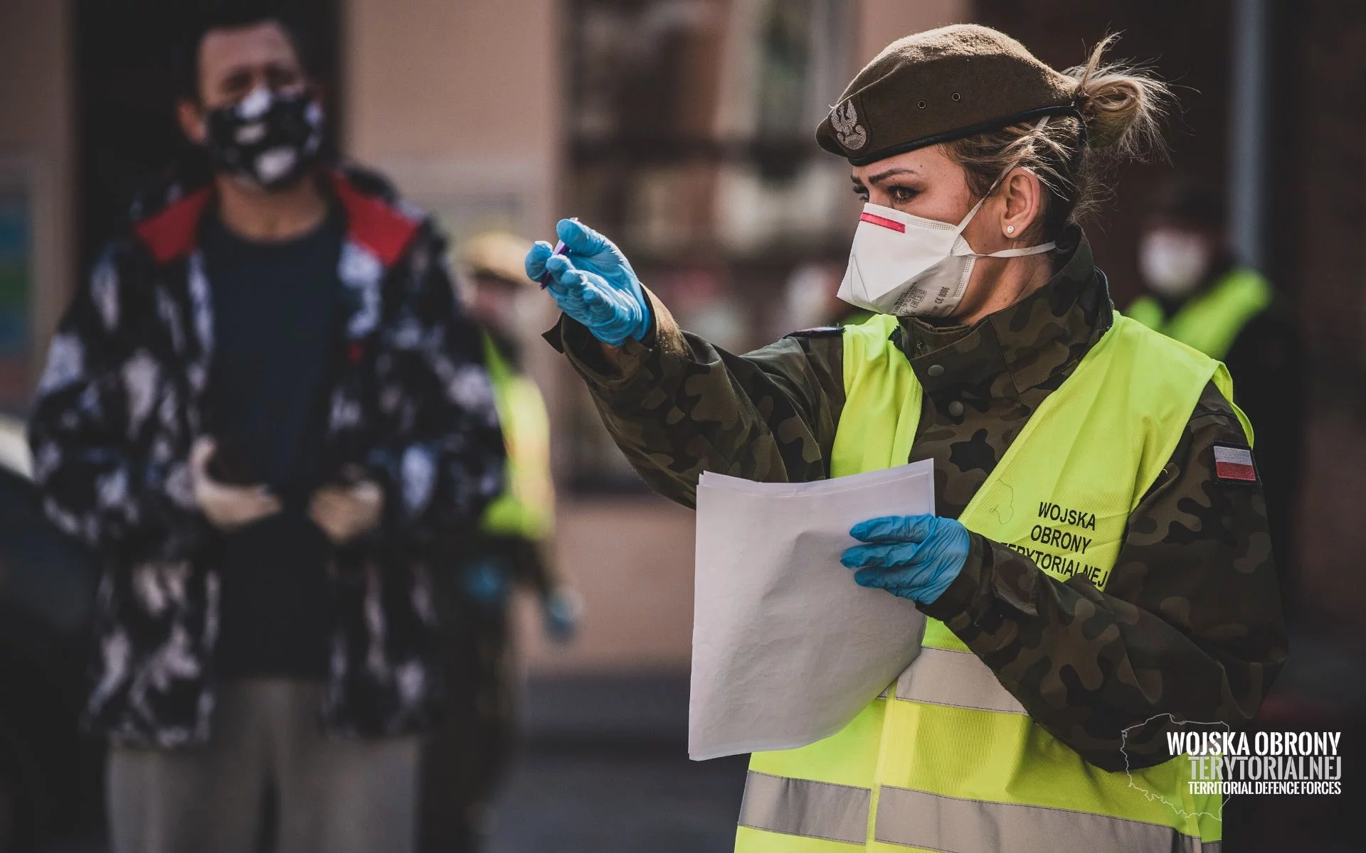 Żołnierze WOT pobierają wymazy na obecność COVID-19