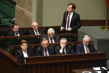 Ministrowie w Sejmie, w środku Jan Szyszko i Piotr Gliński
