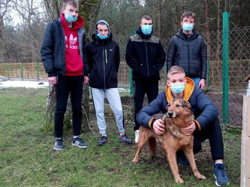 Misiek. Pies OHP razem z młodymi mieszkańcami ośrodka w Jaciążku