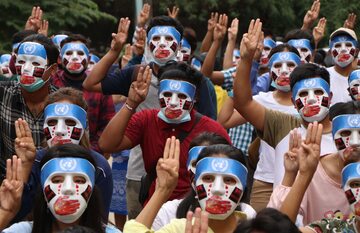 Mjanma (Birma). Ludzie w maskach protestują przeciwko wojskowej juncie