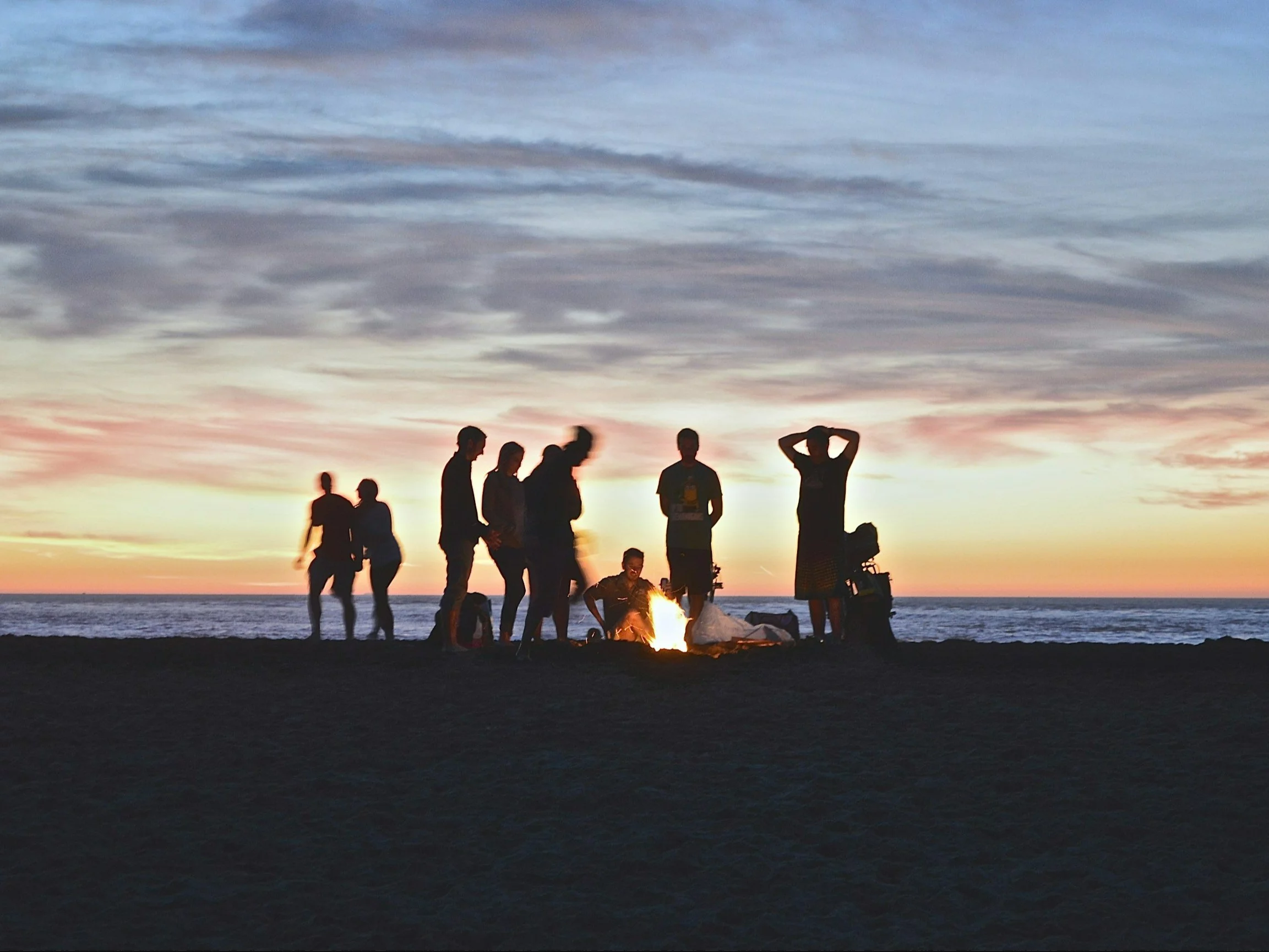 Młodzież na plaży przy ognisku