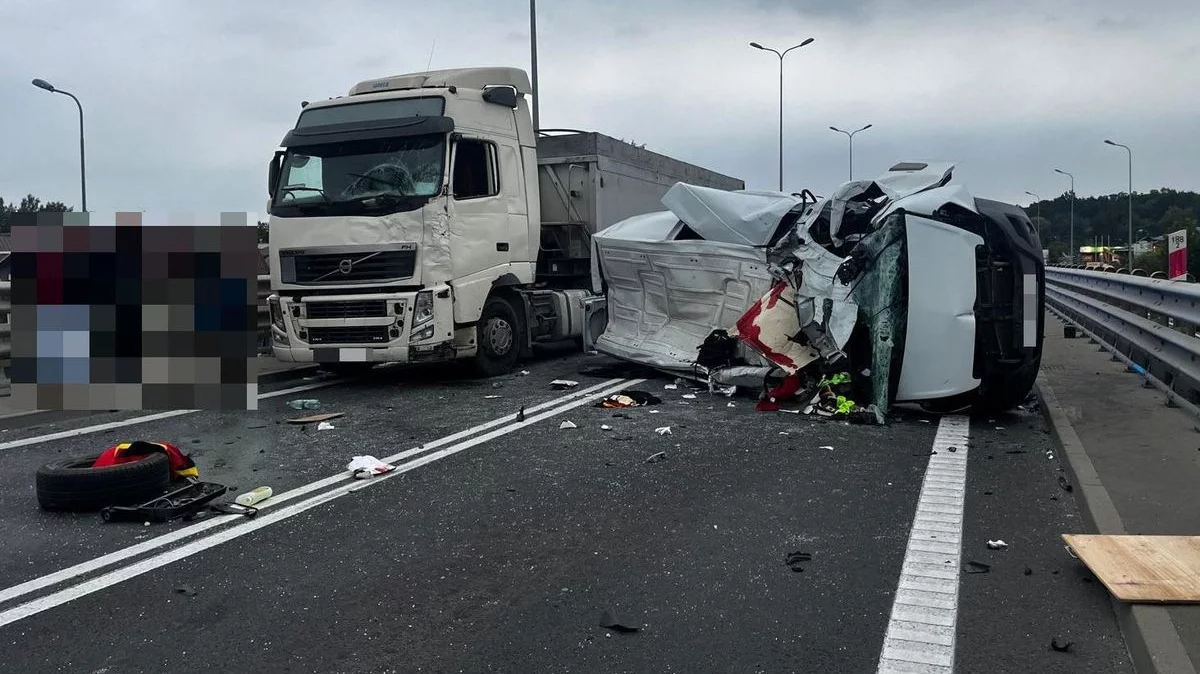 Młodzi ludzie ranni w wypadku. O włos od tragedii na Podkarpaciu