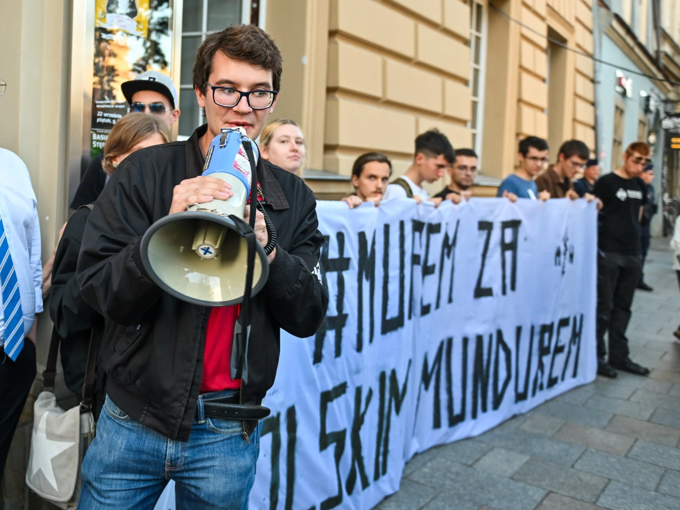 Protest Młodzieży Wszechpolskiej przed premierą „Zielonej granicy” w Kinie pod Baranami w Krakowie