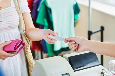 Niesłabnącym powodzeniem cieszą się karty debetowe, podczas gdy od ponad dwóch lat liczba kredytówek systematycznie się kurczy 123RF