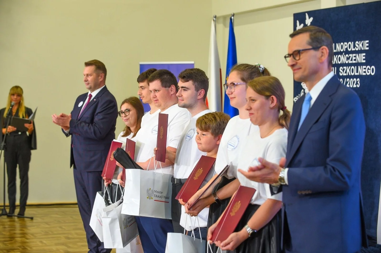 Mateusz Morawiecki i Przemysław Czarnek w szkole w Kozienicach