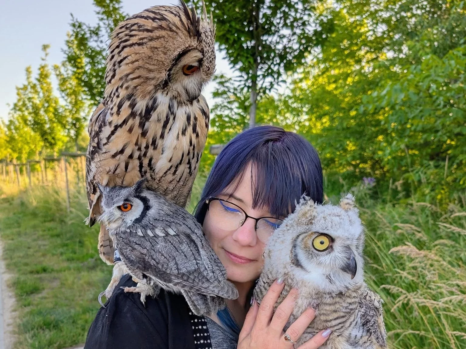 Kamila Stempniewicz ze swoimi sowami