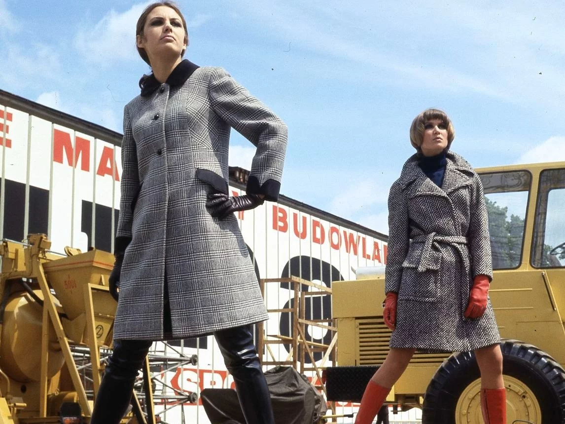 Zdjęcie z sesji modowej Zakładu Przemysłu Odzieżowego MODENA w Poznaniu, 1969