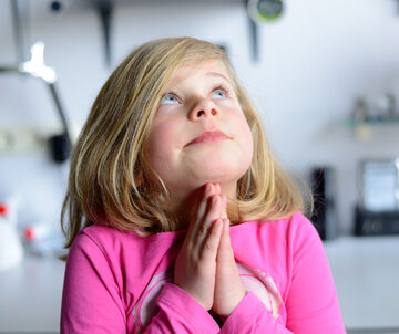 Modląca się dziewczynka, zdjęcie ilustracyjne