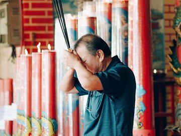 Modlący się Chińczyk