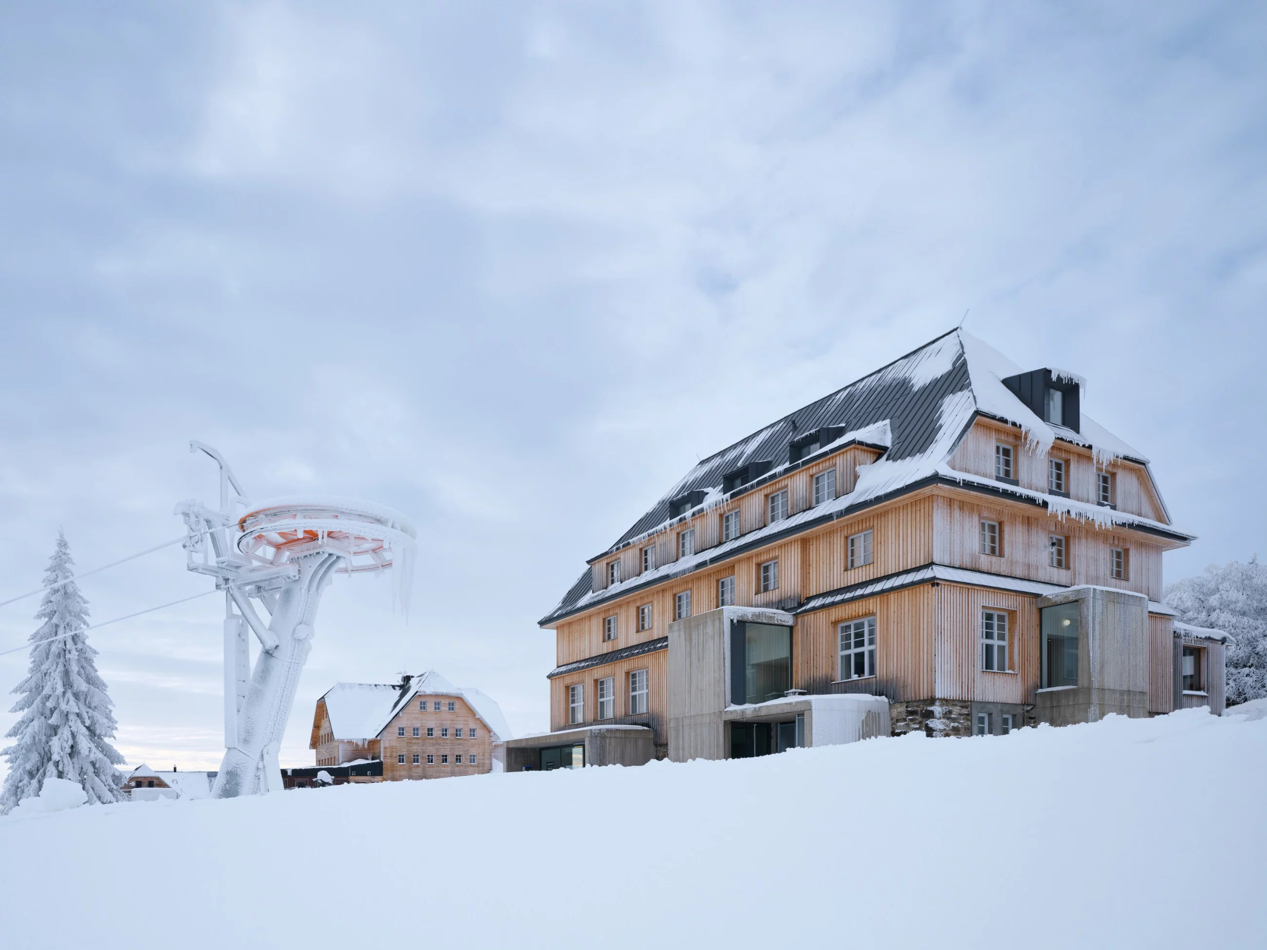 Nowe życie historycznego Hořec Centre w Karkonoszach, projekt Aleš Lapka i Petr Kolár z pracowni ADR