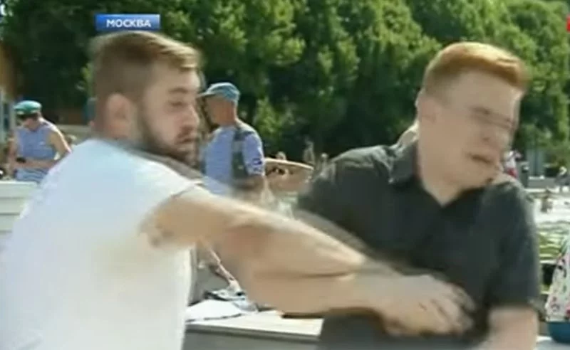 Dziennikarz NTV otrzymał cios w twarz na wizji