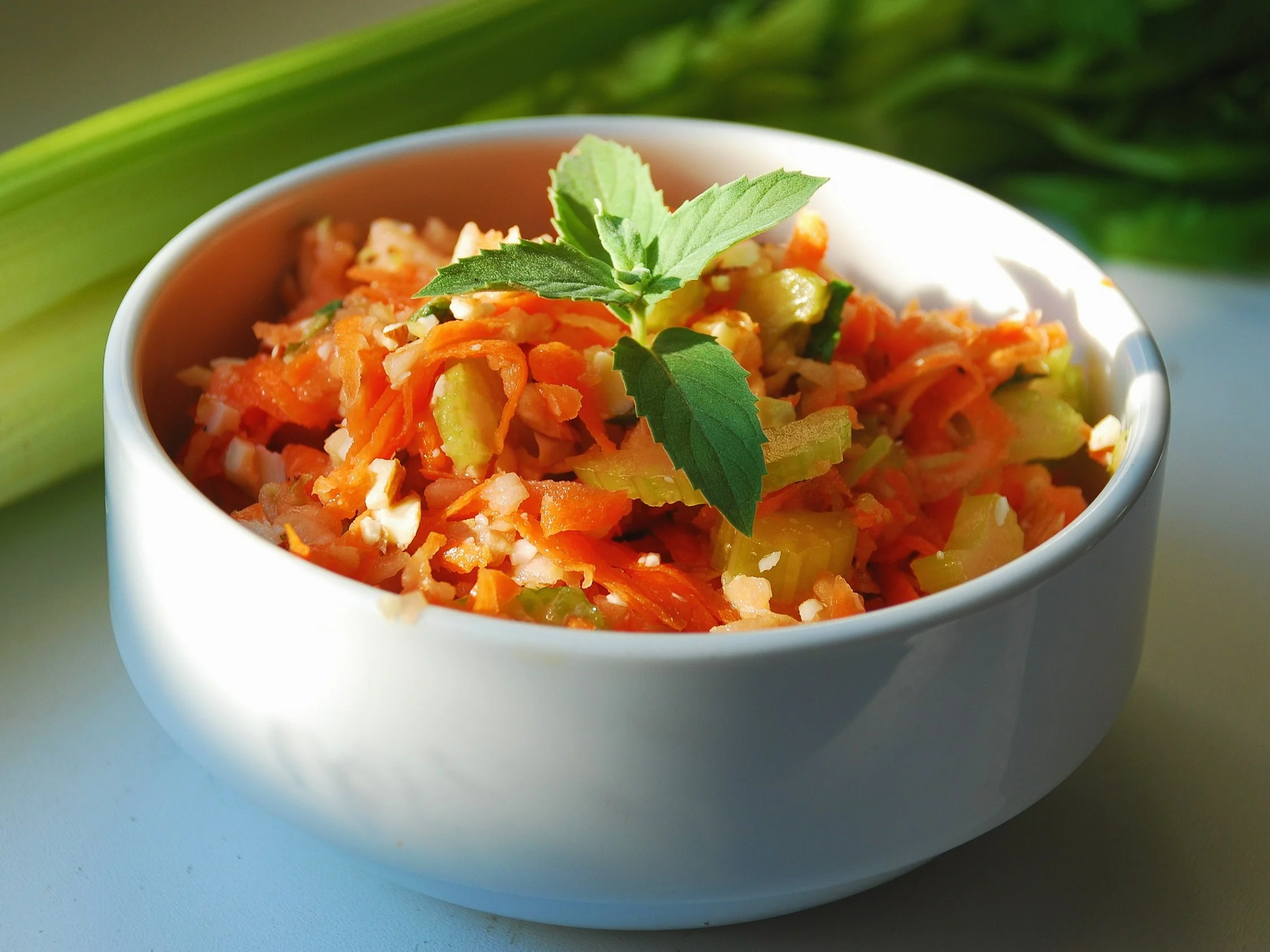 Surówka z pomidorów i papryki z orzechami włoskimi