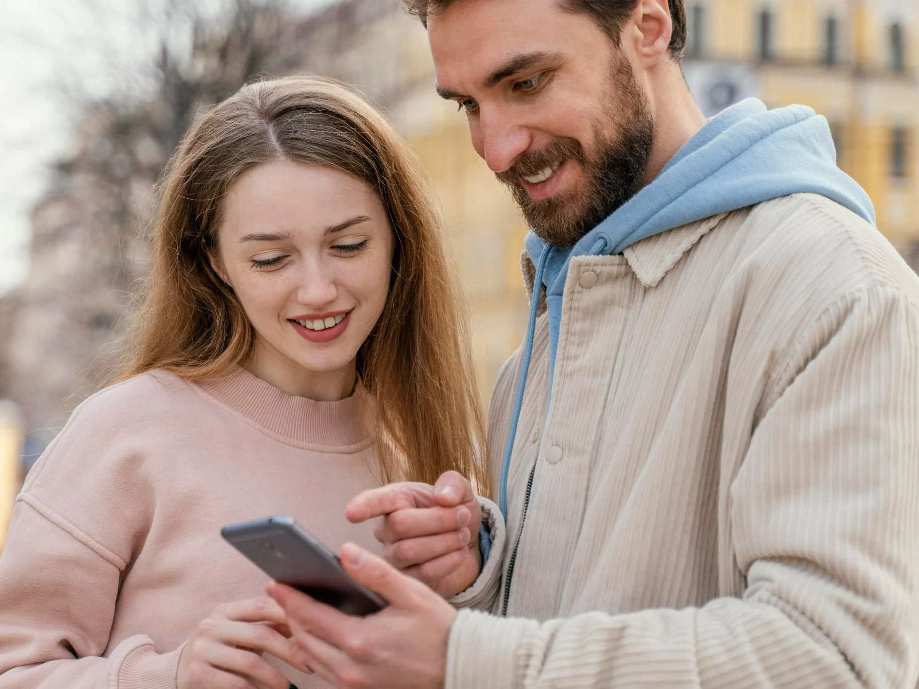 Kobieta i mężczyzna z telefonem