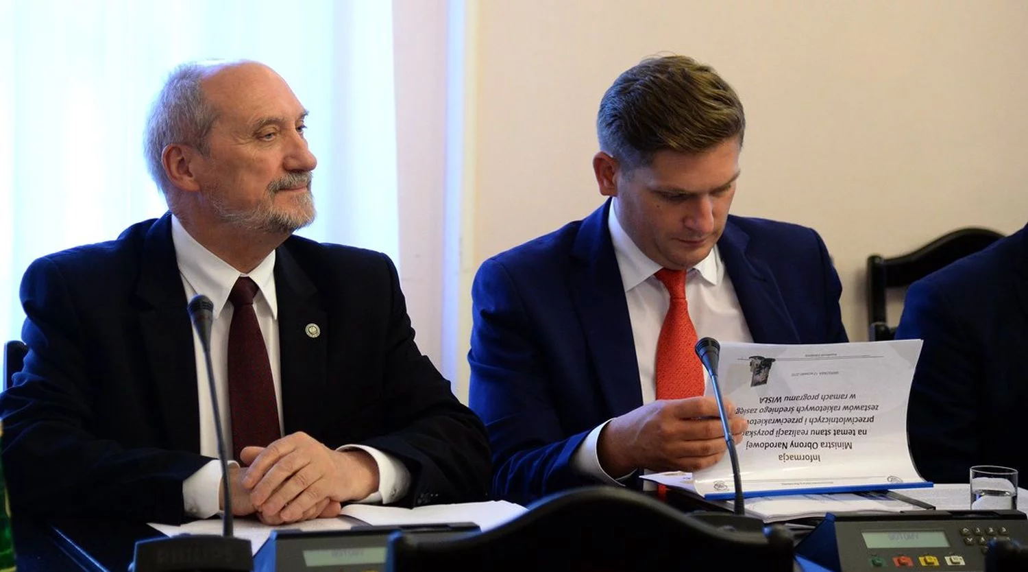 Antoni Macierewicz i Bartosz Kownacki na posiedzeniu Komisji Obrony Narodowej