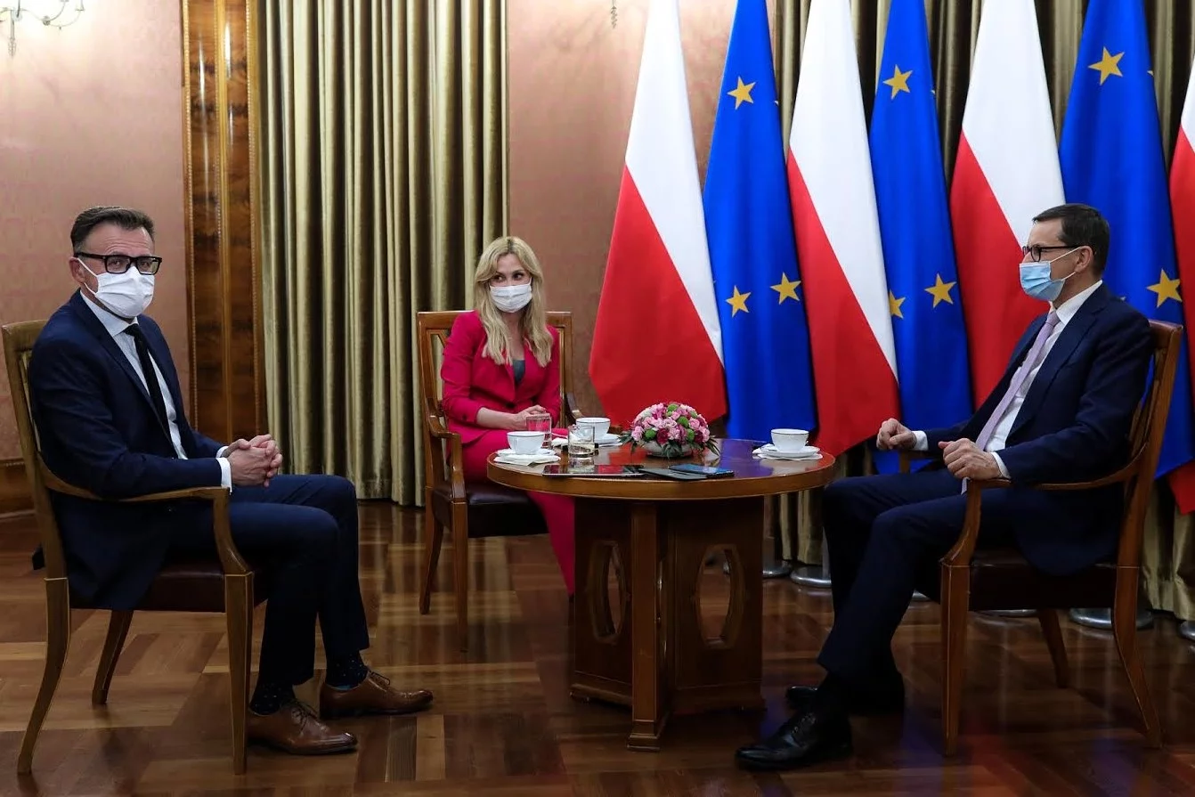 Premier Mateusz Morawiecki, redaktor naczelny „Wprost” Robert Feluś, dziennikarka „Wprost” Joanna Miziołek