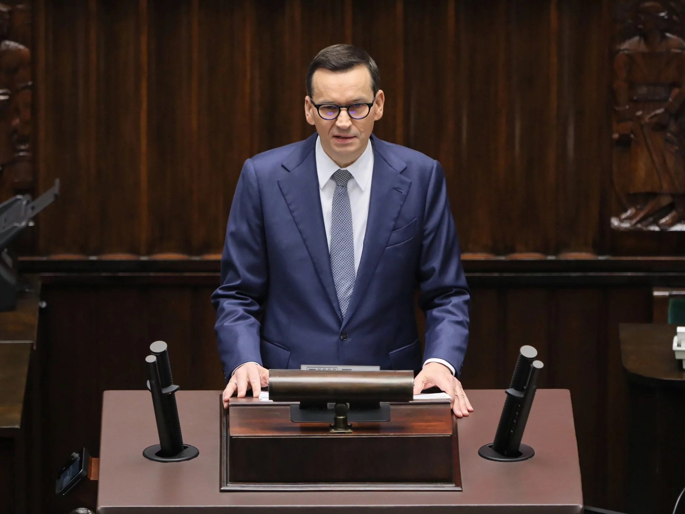 Premier Mateusz Morawiecki na sali obrad Sejmu w Warszawie