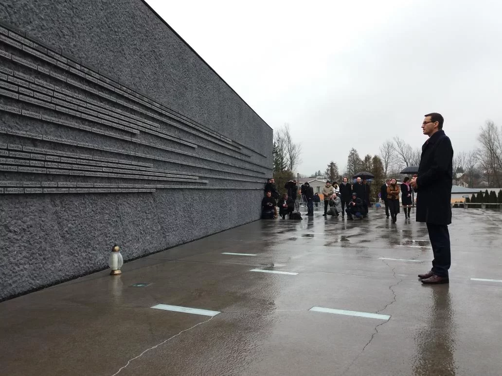 Premier Mateusz Morawiecki zapalił znicz pod ścianą z listą nazwisk Polaków Ratujących Żydów na Podkarpaciu