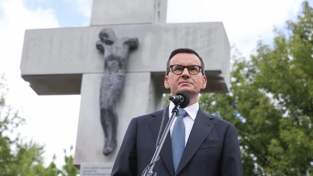 Mateusz Morawiecki pod pomnikiem upamiętniającym rzeź wołyńską