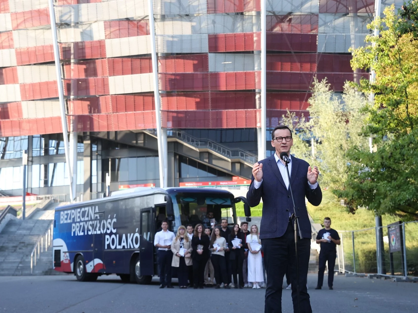 Mateusz Morawiecki podczas konferencji prasowej przed Stadionem PGE Narodowym