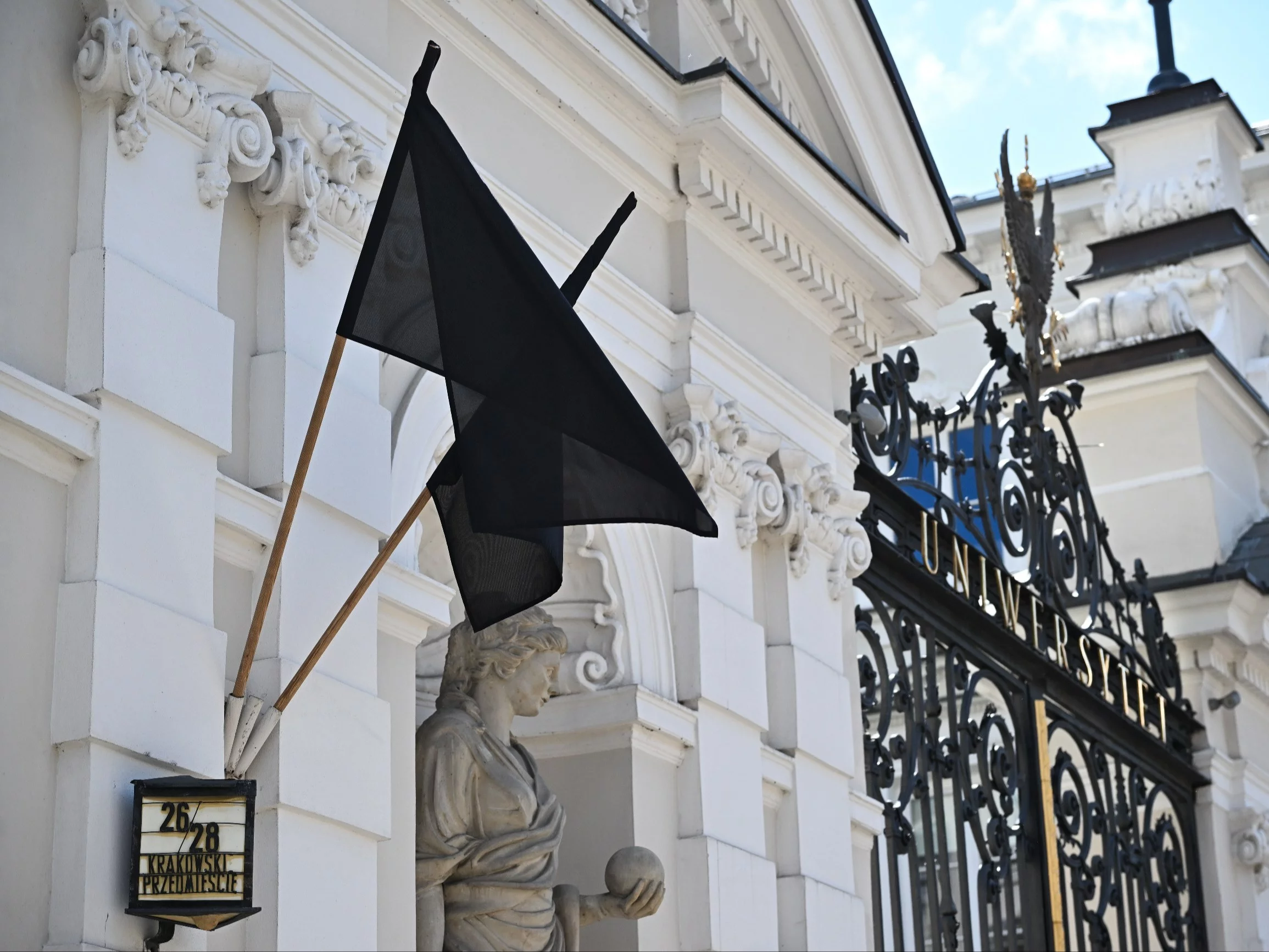 Uniwersytet Warszawski. Żałoba po tragicznym ataku na terenie kampusu UW