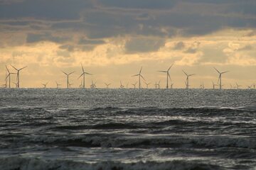 Morska farma wiatrowa – zdjęcie ilustracyjne