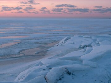 Morze Bałtyckie skute lodem