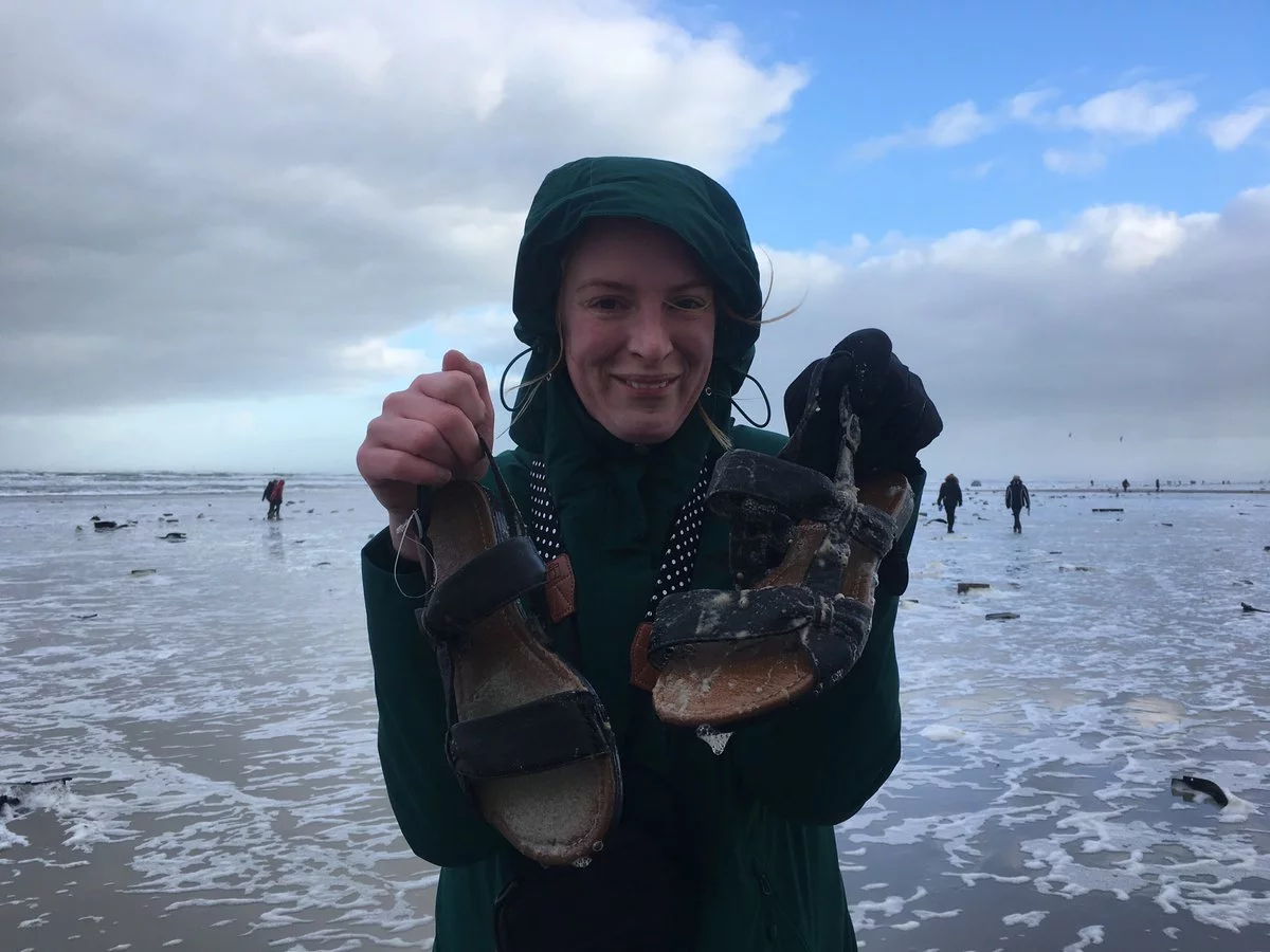 Kontenery wpadły do morza. Ludzie na wyspach znajdują "skarby"