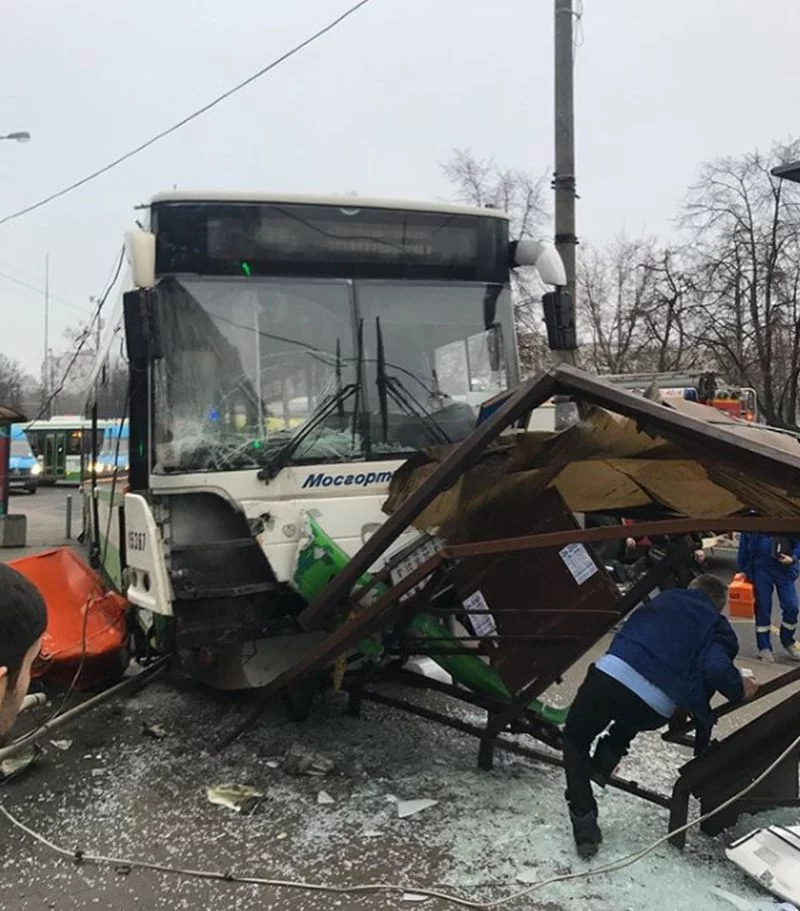 Autobus wbił się w wiatę przystanku