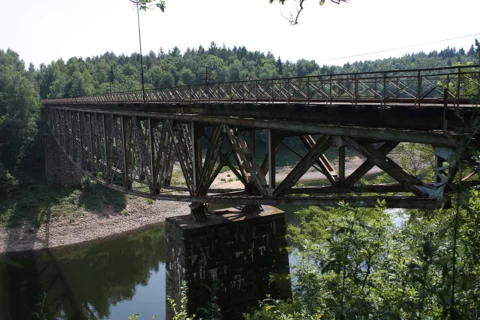 Most kolejowy nad Jeziorem Pilchowickim