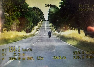 Motocyklista z 6-letnim dzieckiem pędzi 154 km/h