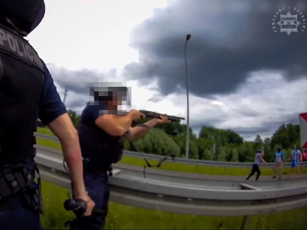 Policjant z bronią gładkolufową