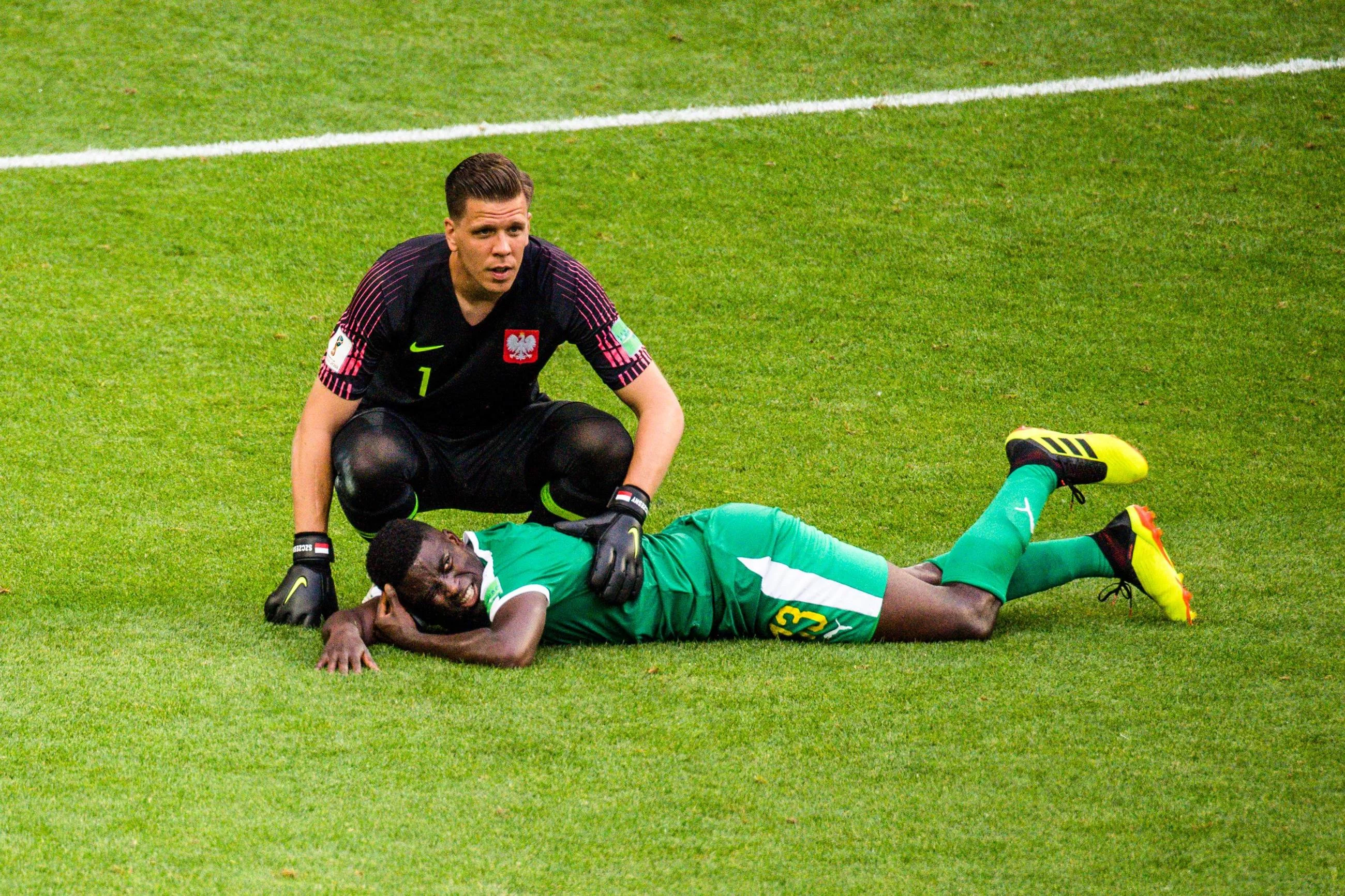 Wojciech Szczęsny i Alfred Ndiaye z Senegalu