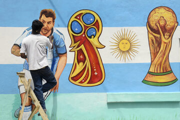 Mural z Lionelem Messim i pucharem świata