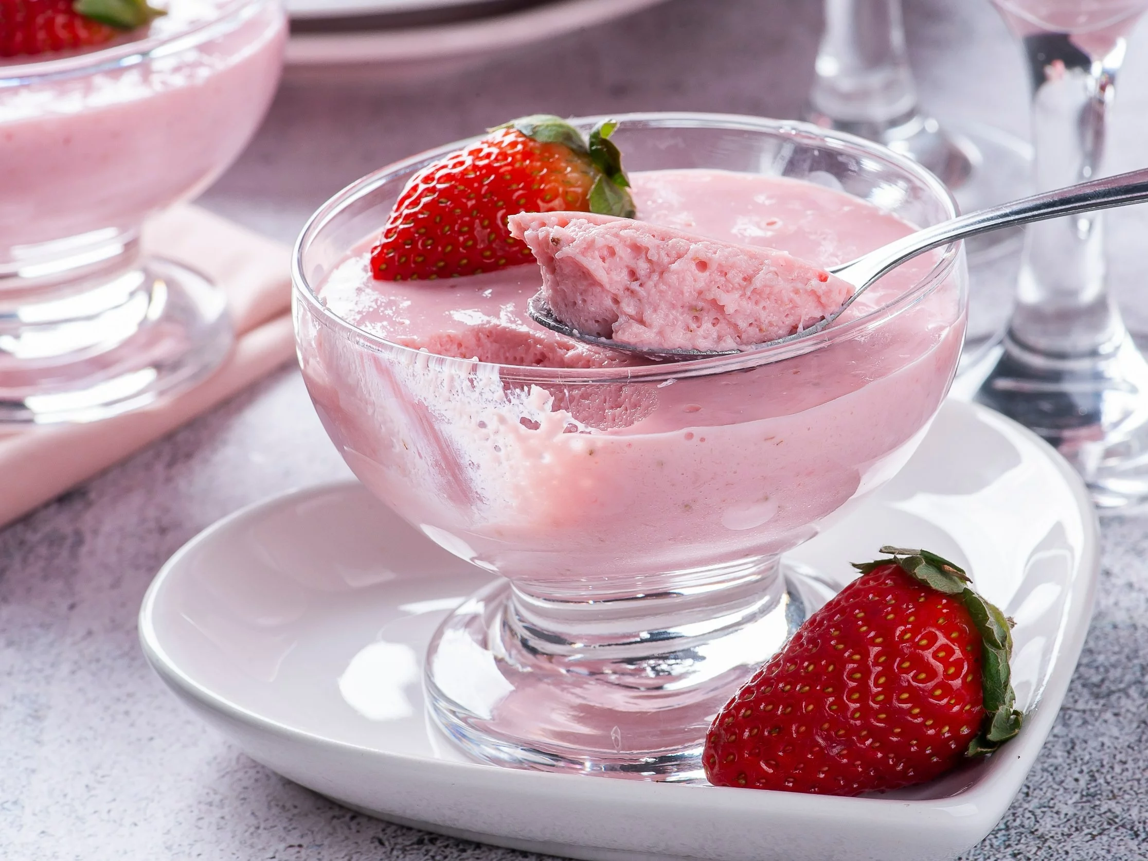 Nie robię panna cotty ani sernika. Truskawki łączę z tym składnikiem i chłodzę w pucharkach