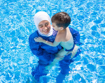 Muzułmanka na basenie, zdjęcie ilustracyjne