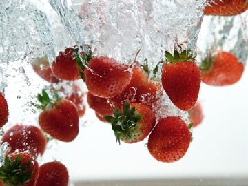 Mycie truskawek