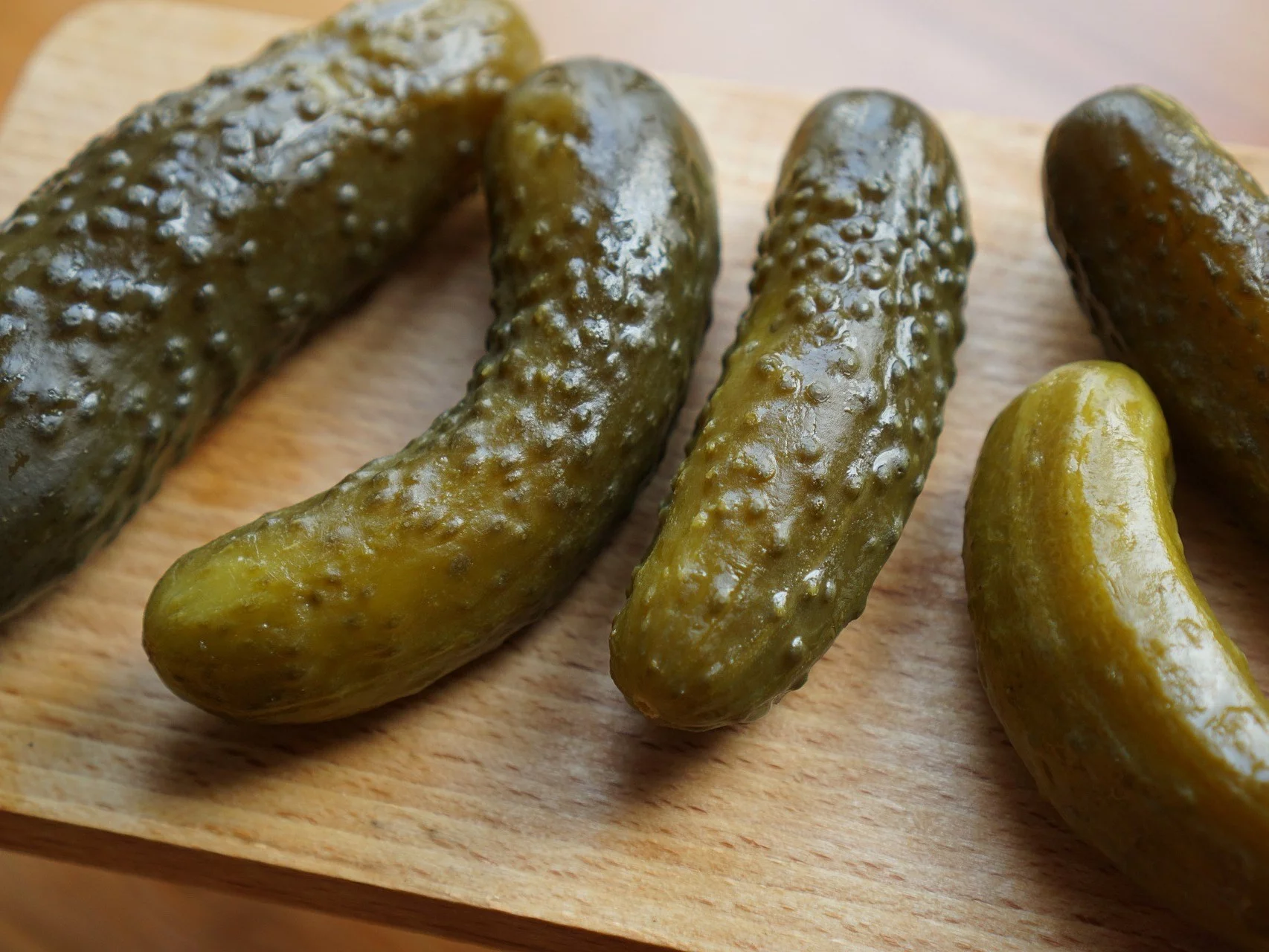 Ogórki kiszone na desce