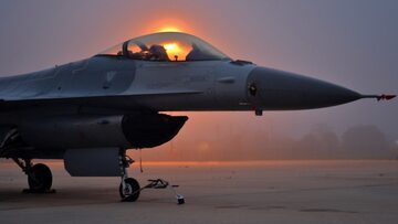 Myśliwiec F-16 na Florydzie, zdjęcie ilustracyjne