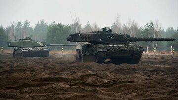 Na bliższym planie czołg Leopard 2, na drugim brytyjski Challenger 2.