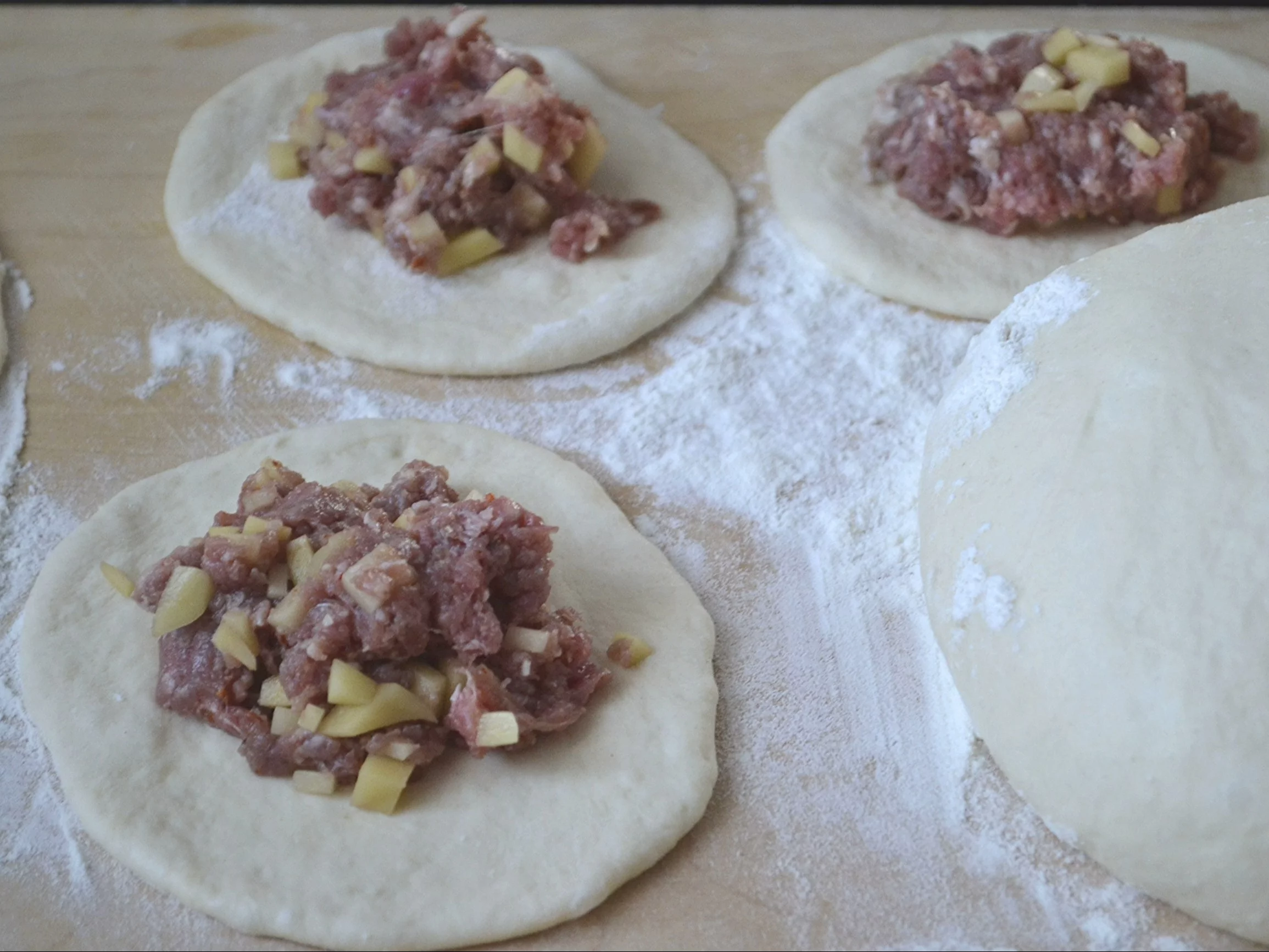Przygotowanie pierożków z mięsem