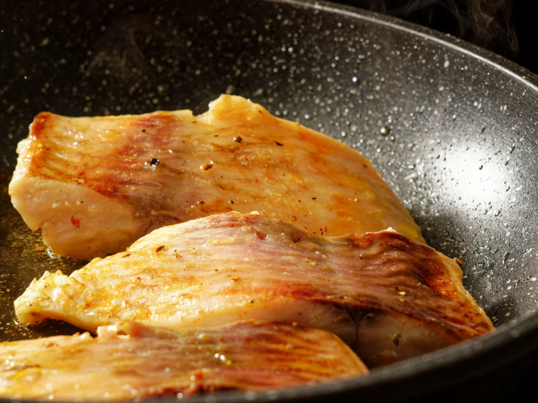 Smażenie ryby na patelni