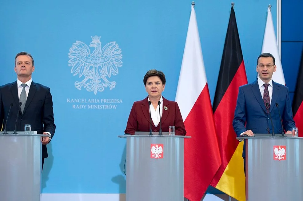 Konferencja Beaty Szydło, Mateusza Morawieckiego i przedstawiciela Mercedes Benz